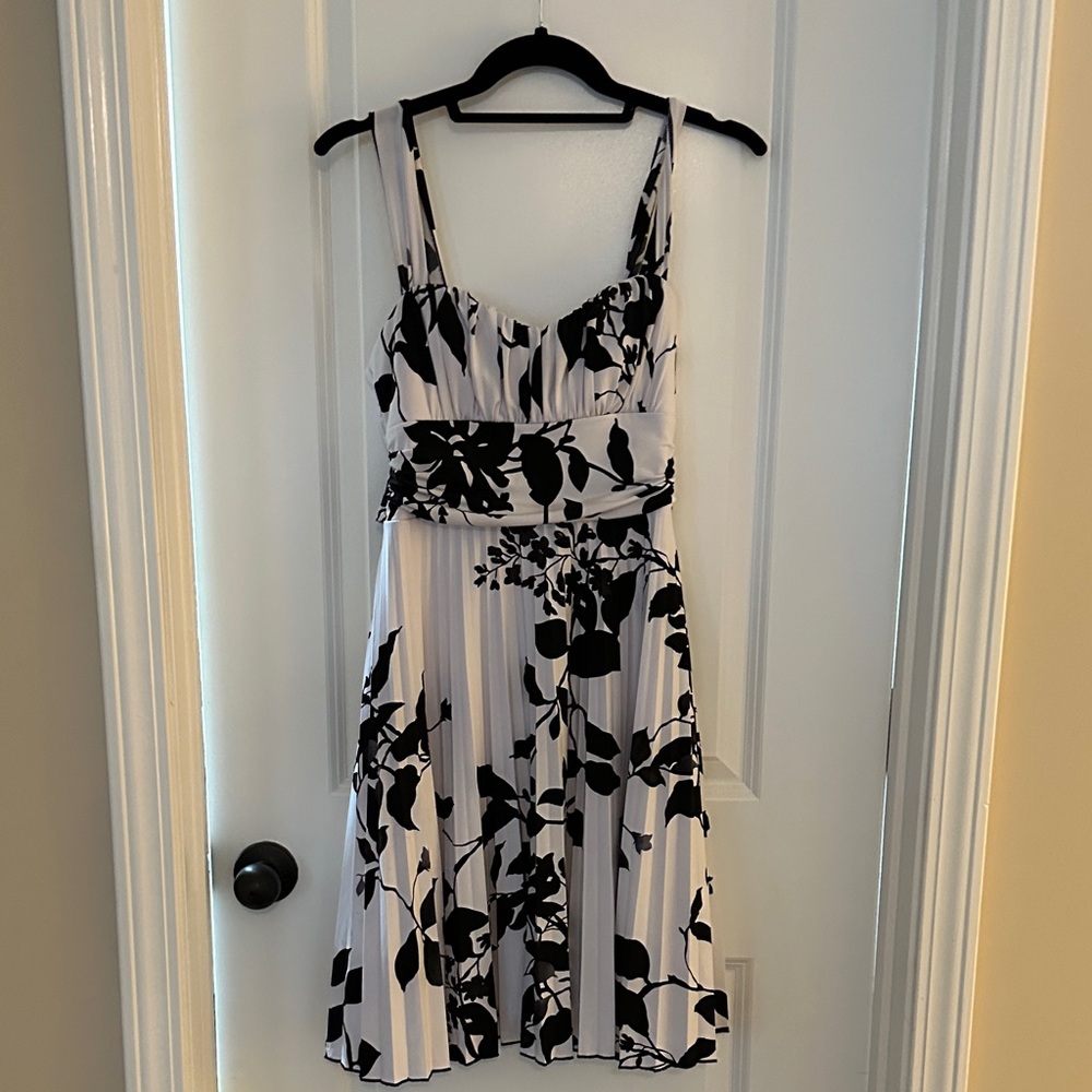 Speechless size Medium Empire Waist Elegant Black and White Floral Dress